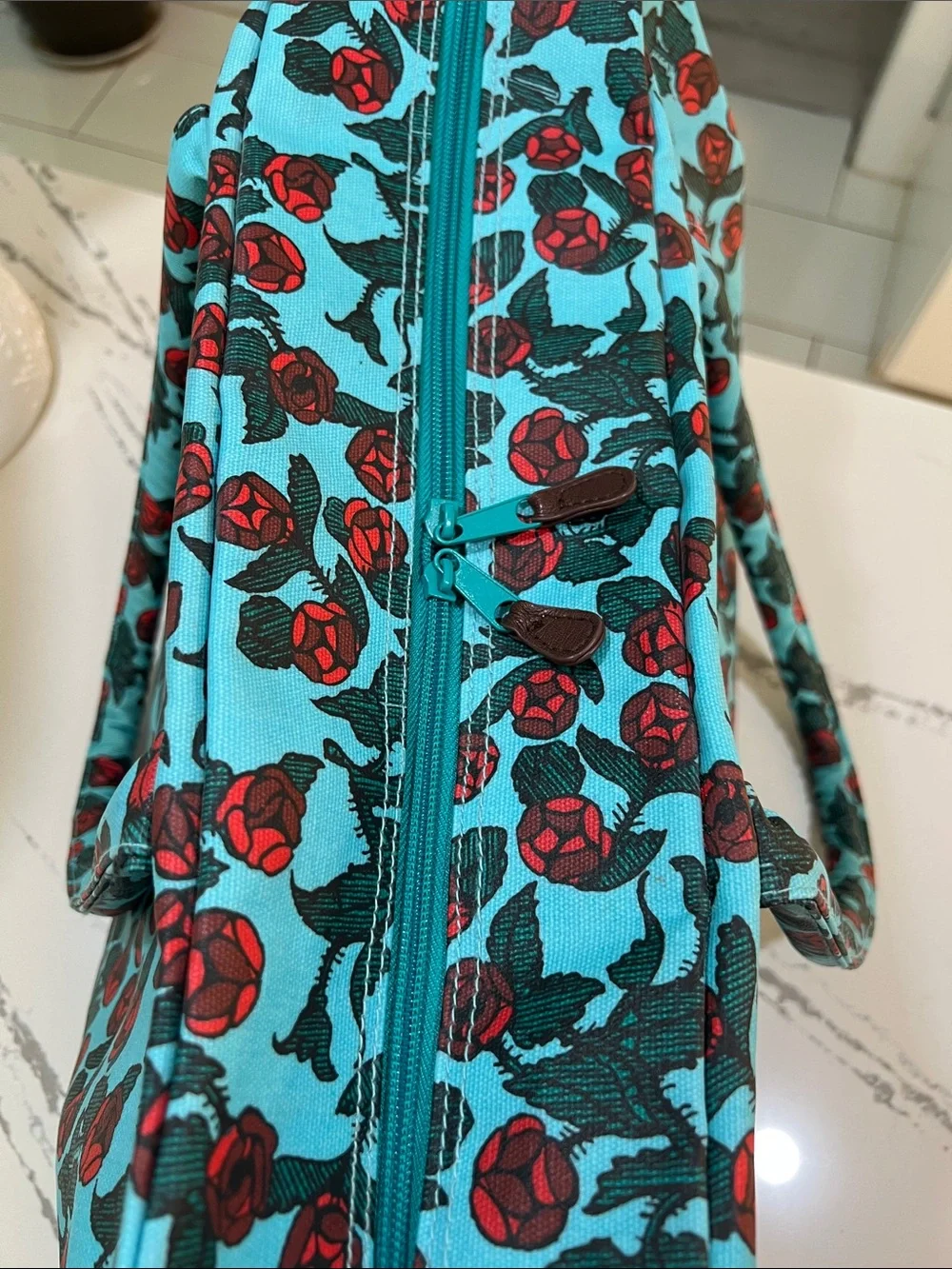 Kavu Getaway weekender bag Turquoise Red Rose-Print Tote